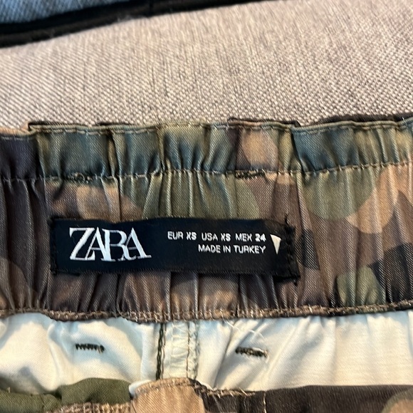 Zara camouflage cargo pants size extra small in like new condition. - Picture 6 of 7